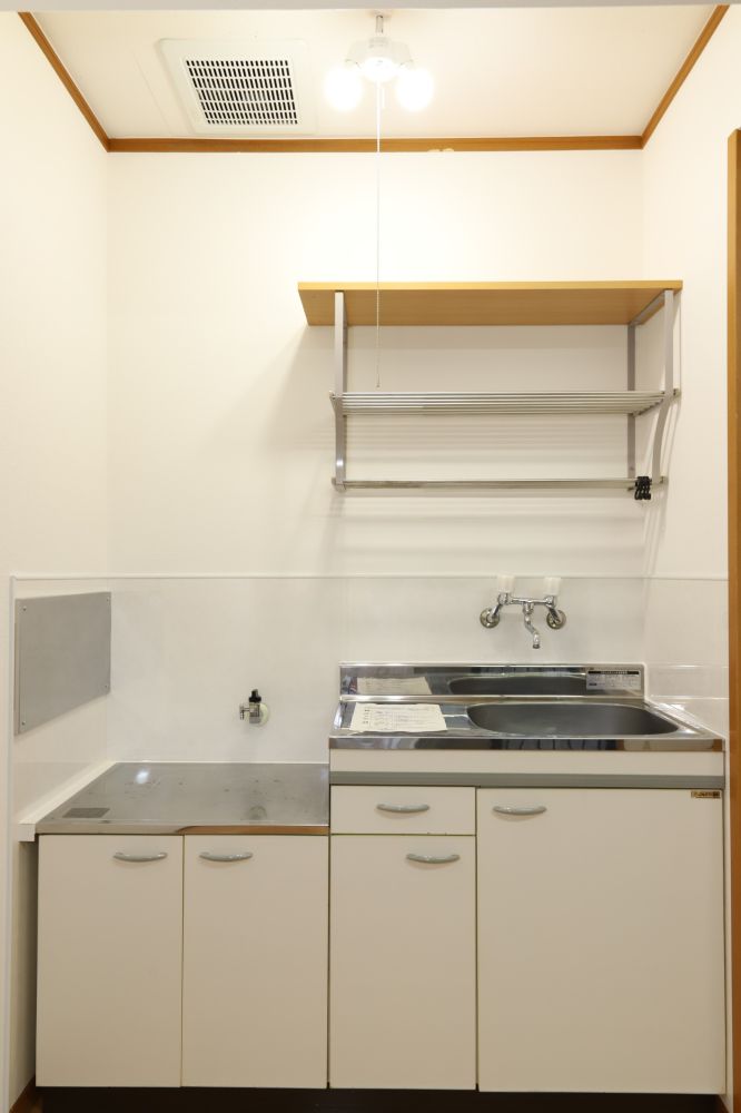 【キッチン】　キレイな白がまぶしいキッチンです　上に食器棚もあるので、洗い物をしたあとに乾かしておけます