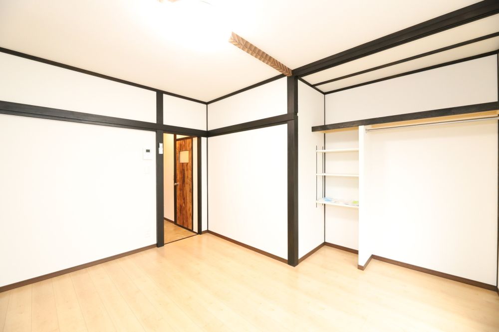 【その他部屋・スペース】　白のクロスと黒い柱のコントラストが素敵なお部屋です。