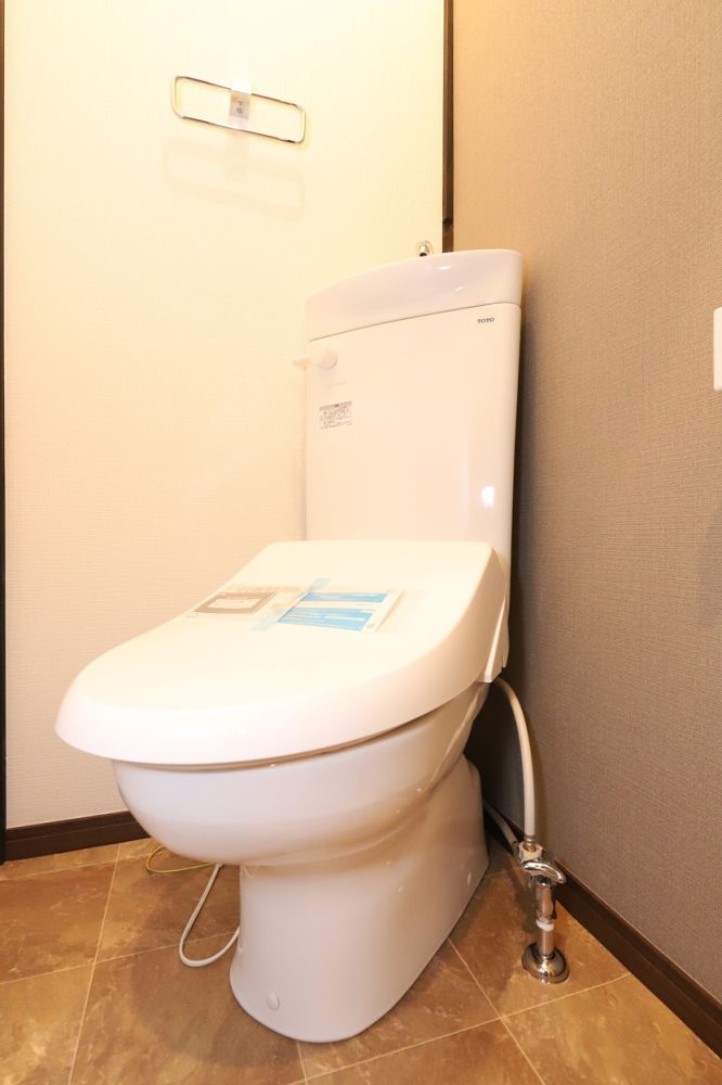 【トイレ】　温水暖房便座つきのトイレです　タオルハンガーもあるので、便利です