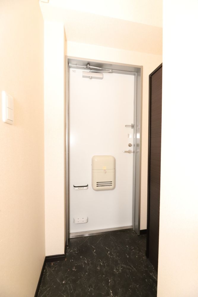 【玄関】　おしゃれな黒でまとめられた玄関です　シューズボックスもついています