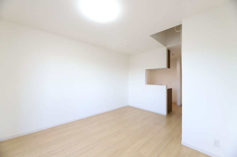 【居間・リビング】　白を基調としたキレイなお部屋です