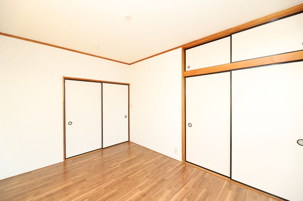 【その他部屋・スペース】　温かみのある木目のフローリングが特徴的な洋室です