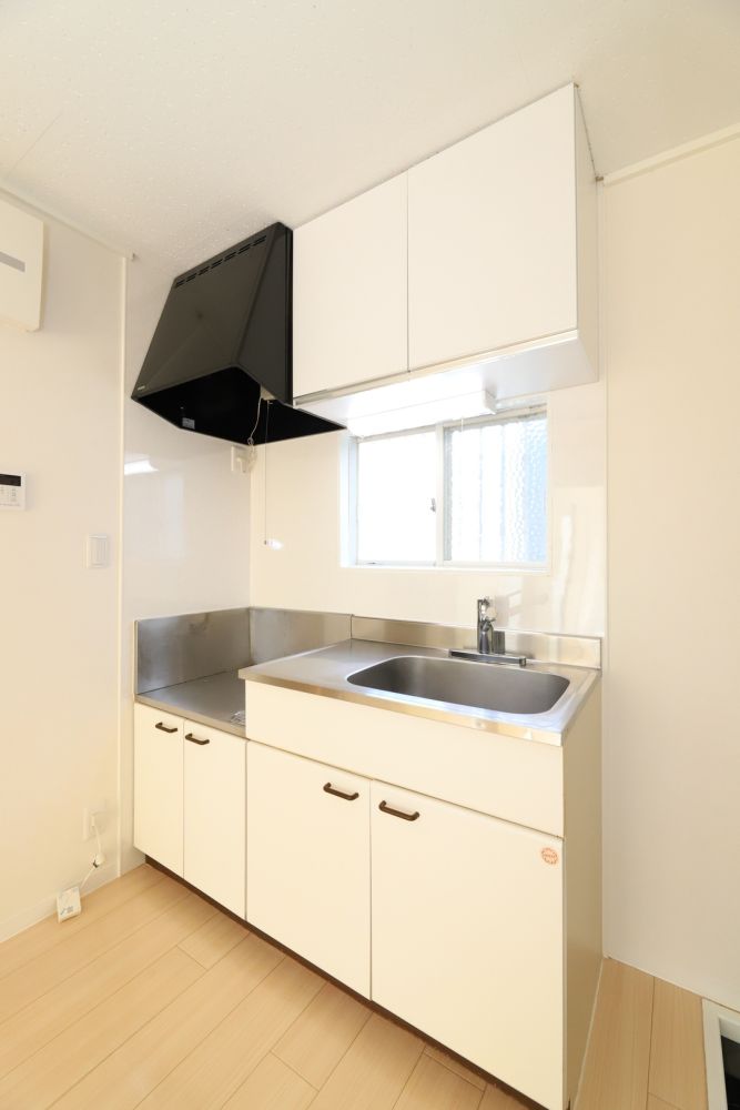 【キッチン】　清潔感のある白のキッチンです　ワンタッチで水量　温度調整が可能なシングルレバー水栓つきです