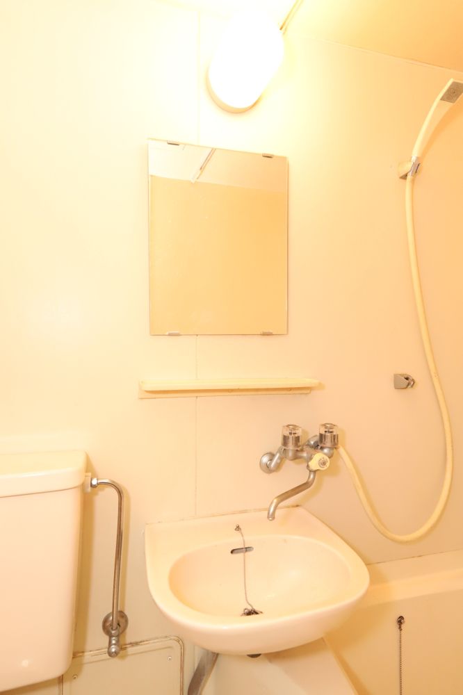 【洗面所】　鏡つきの洗面台が浴室にあります　洗顔や洗髪に便利です