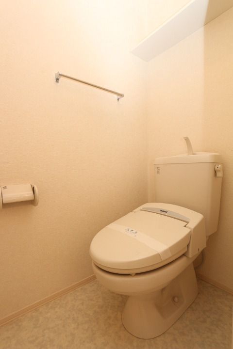 【トイレ】　便利なウォシュレット、温水暖房便座つきのトイレです