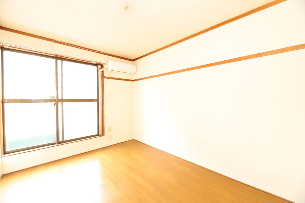 【居間・リビング】　洋室6帖のお部屋です　和室とつなげて、広く利用することもできます