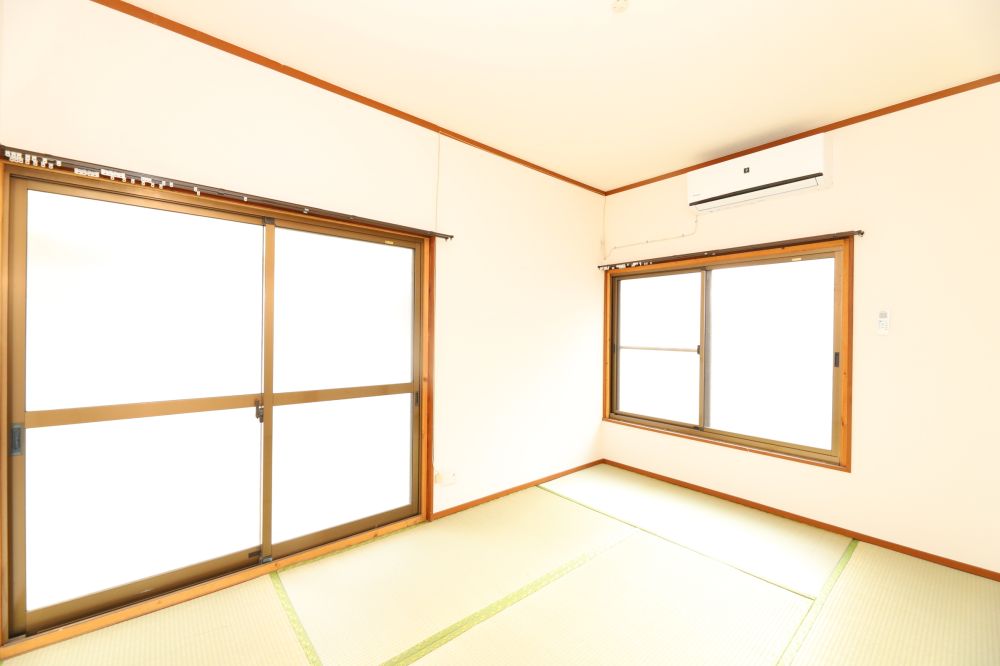 【居間・リビング】　窓が2面ある明るいお部屋です