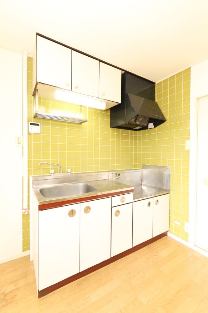 【キッチン】　収納が多く、まな板を置くスペースもあります