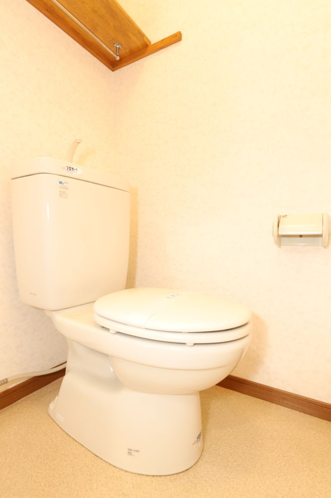 【トイレ】　便利な収納棚付き