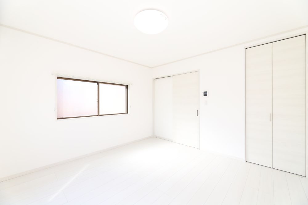 【居間・リビング】　白を基調とした明るいお部屋です