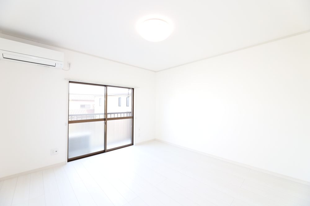 【居間・リビング】　白を基調とした清潔感のあるお部屋です