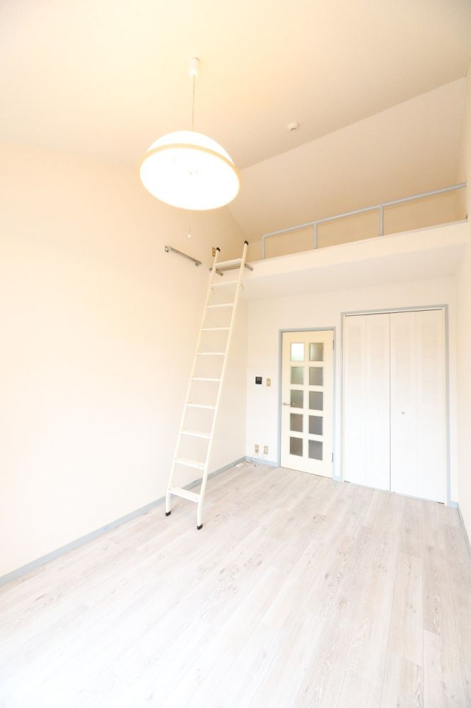 【居室・リビング】　白を基調とした明るいお部屋です