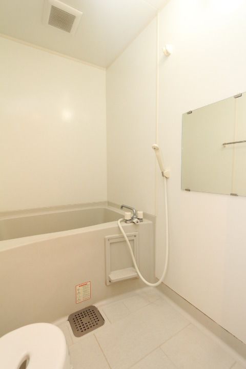 【バス】　清潔感のある鏡付きの浴室